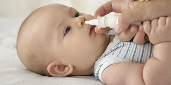 Vệ sinh mũi họng cho trẻ luôn được ưu tiên hàng đầu khi trẻ bị nhiễm Adenovirus